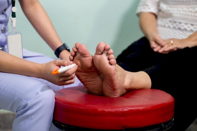 Healing Cracked Heels Using Diabetic Foot Care at Home in Dubai