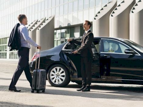 Detroit Metro Airport Sedan – Comfort, Class, and Convenience in Every Ride